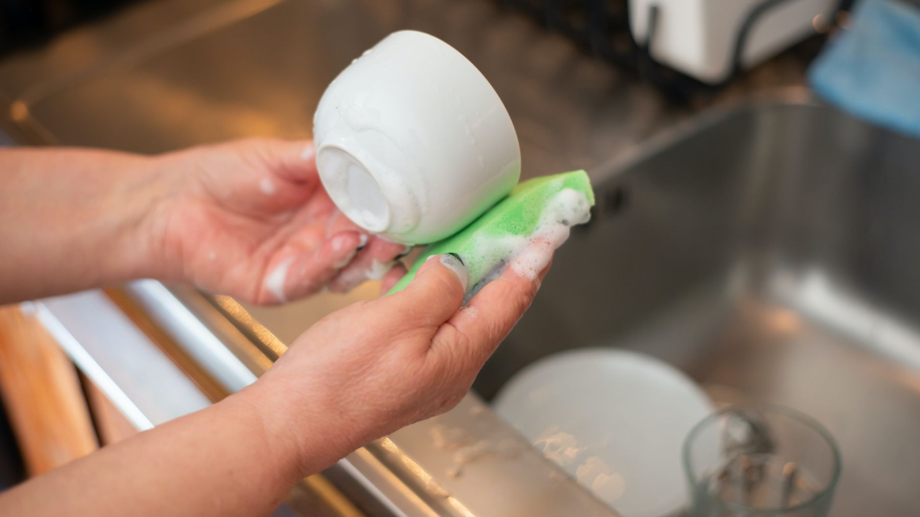lavare i piatti a mano risparmiando acqua