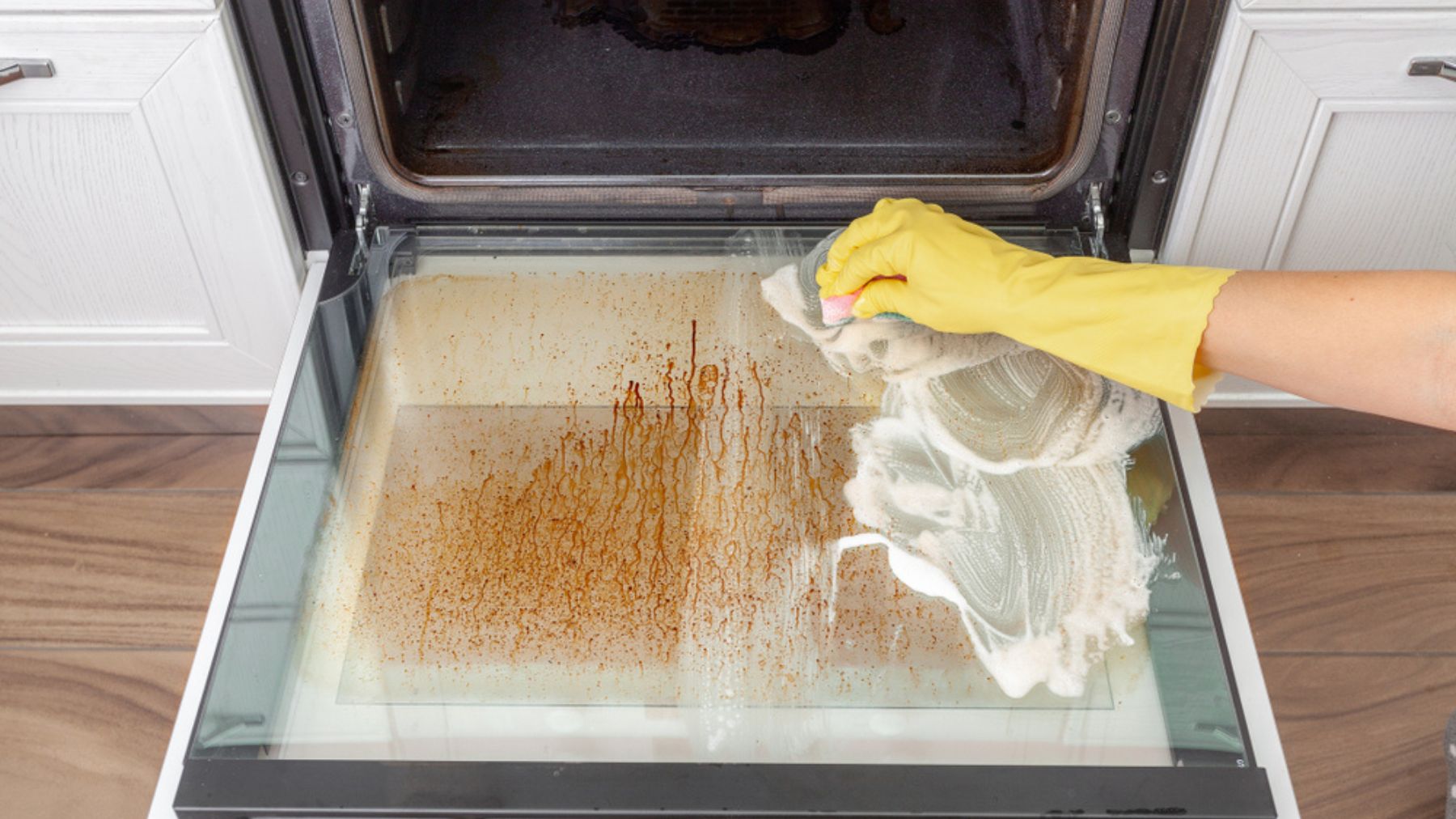 Come pulire lo sportello del forno